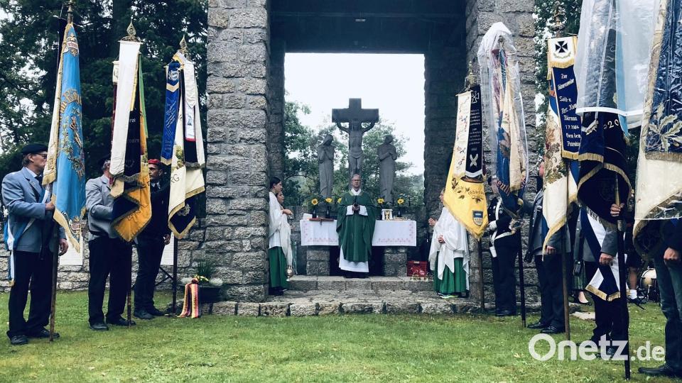 15 Fahnenträger verliehen dem Festakt am Kriegerdenkmal ein festliches Bild. Bild: wro
