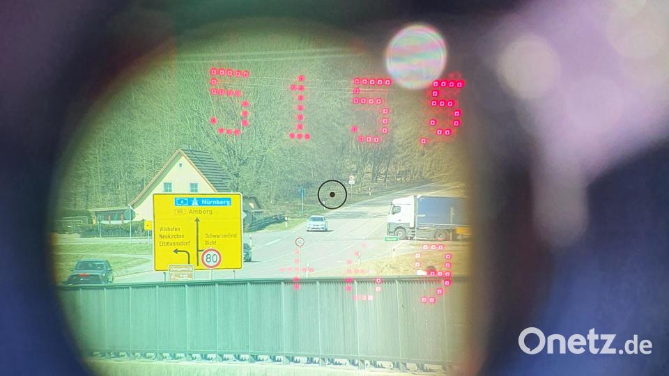 Ein Blick durch Laserpistole beim zurückliegenden "Blitzmarathon" an der Ortseinfahrt nach Schwandorf. Archivbild: Hösamer