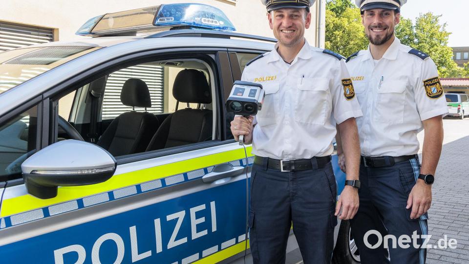 Verkehrs-Sachbearbeiter Florian Hermann (links) und der Schwandorfer Polizeichef Michael Duschl (rechts) zeigen ein Handmessgerät, wie die "Laserpistole" offiziell heißt. Bild: Hösamer