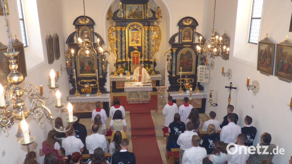 Pfarrer Adam Nieciecki feiert mit vielen Gläubigen den Festgottesdienst in der Filialkirche St. Emmeram. Bild: sl