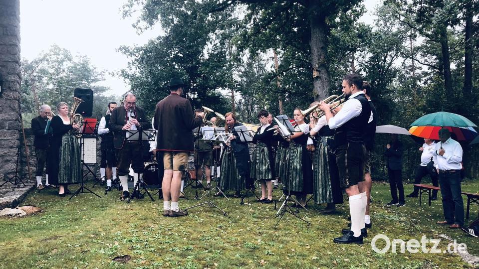 Den Gottesdienst umrahmte die Blaskapelle Falkenberg unter der Leitung von Franz Stierstorfer. Bild: wro