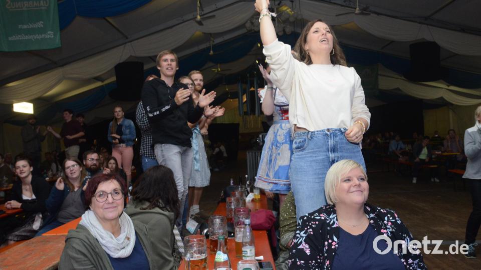 Blick in die Zuschauer., die sich über die vielen Schenkelklopfer der Komödianten auf der Bühne freuen. Bild: bey