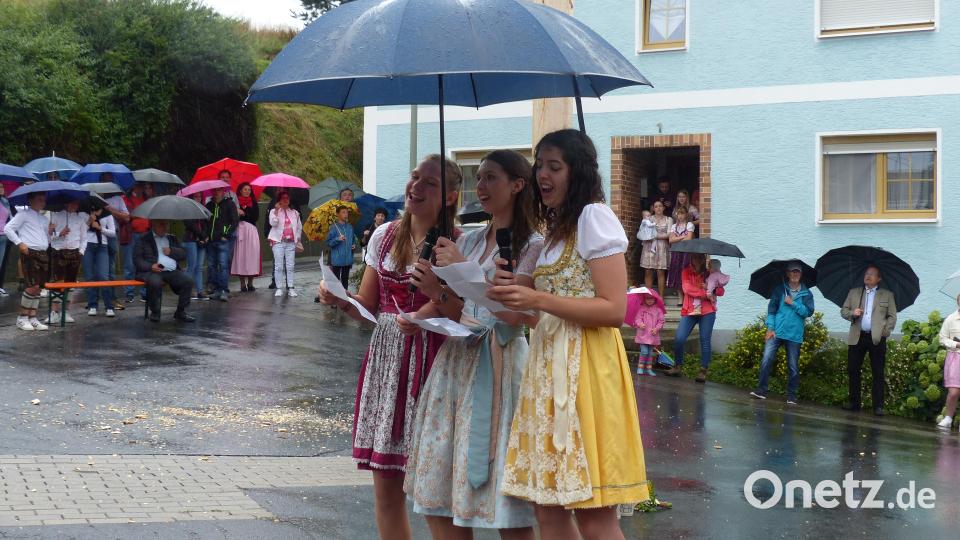 Die drei G&#039;stanlzsängerinnen Sarah, Ramona und Helena (von rechts) verraten so manches Geheimnis der Kirwaburschen. Bild: sl
