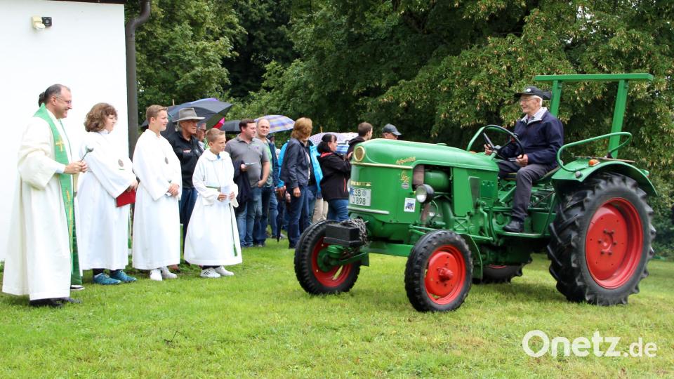 Nach dem Gottesdienst fand eine Segnung durch Geistlichen Professor Dr. Hans-Georg Gradl (links) statt. Jeder Einzelne erhielt beim Vorbeifahren seinen Segen. Bild: lep