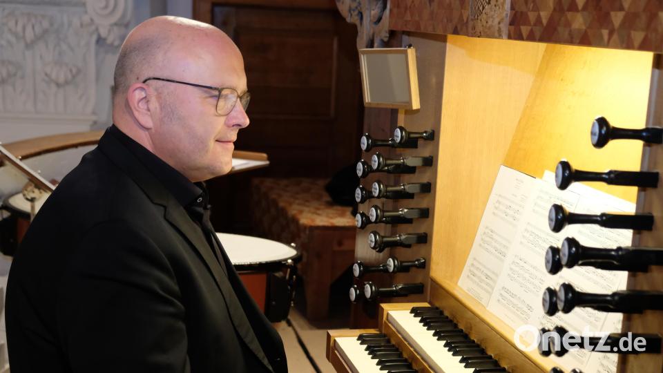 Walter Thurn stellt am Tag des offenen Denkmals die klanglichen Möglichkeiten der Speinsharter Steinmeyer-Orgel vor. Bild: do