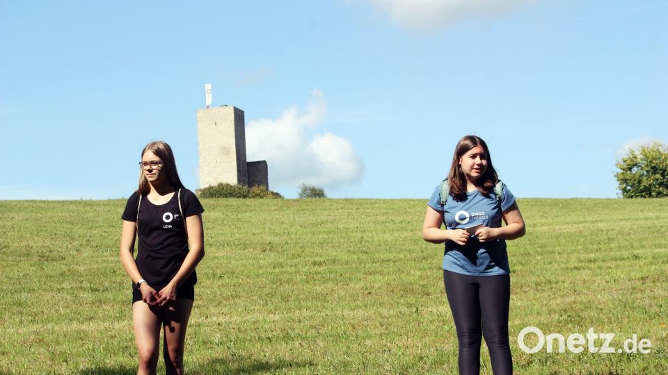 Kids-Special Burg Murach mit Gästeführerinnen Lena Borowski (links) und Ida Schiesl (rechts). Bild: Florian Wein/exb