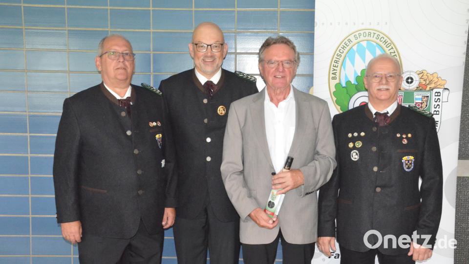 Der Oberpfälzer Nordgau feiert seinen Deutschen Meister im Bogenschießen von der Schützengesellschaft Eichenlaub Pressath, Hubert Schulze (Zweiter von rechts). Ihm gratulieren (von links) 2. Gauschützenmeister Thomas Busch, 1. Gauschützenmeister Wolfgang Weiß und 2. Gauschützenmeister Karl Tusch. Bild: Kunz