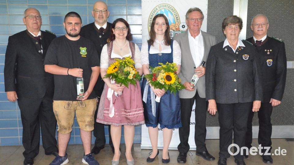Der Oberpfälzer Nordgau feiert seine erfolgreichen Schützen. Von links: 2. Schützenmeister Thomas Busch, Bezirksjugendkönig Denis Weidner, 1. Gauschützenmeister Wolfgang Weiß, Bezirkskaiserin Monika Robl, Bezirkskönigin Bettina Robl, Deutscher Meister Hubert Schulze, Gau-Ehrenschützenmeisterin Maria Wiesgickl und 2. Gauschützenmeister Karl Tusch. Bild: Kunz