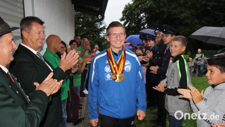 Mit Applaus und einem Ehrenspalier aller Mähringer Vereine wurde der 18-jährige Sportschütze Florian Beer vor dem Schützenhaus nach seinem Erfolg bei den Deutschen Meisterschaften empfangen. Bild: kro