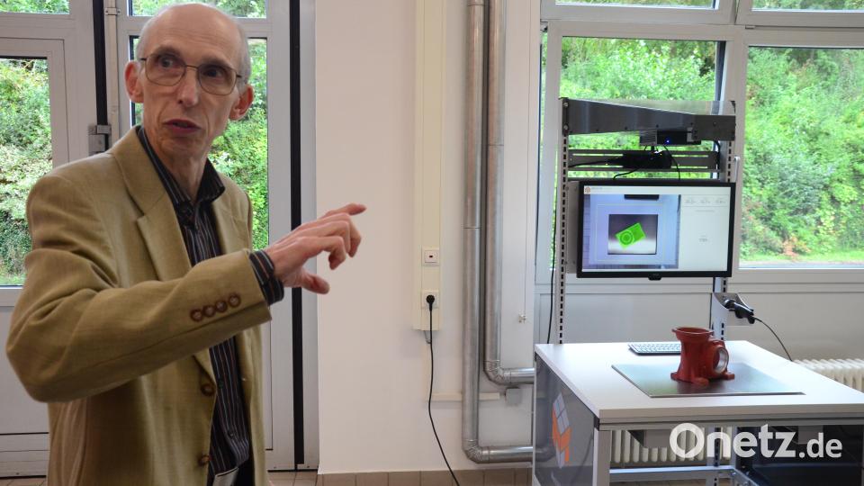 Professor Günter Kummetsteiner erläutert die Funktion des Geräts zur automatischen Stammdatenerfassung in den neugestalteten Laborräumen. Bild: Kunz