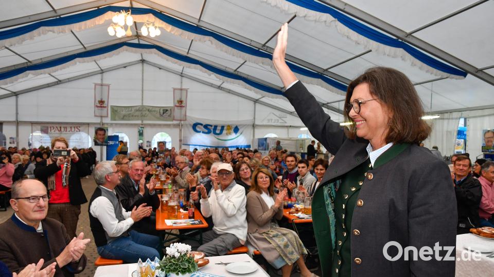 Am Abend war Ilse Aigner Festrednerin im Zelt des SV Köfering. Bild: Petra Hartl