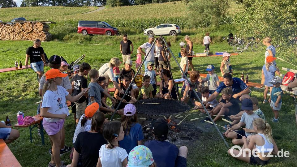 Am abschließenden Lagerfeuer mit Stockbrot saßen Groß und Klein noch lange zusammen. Bild: kki