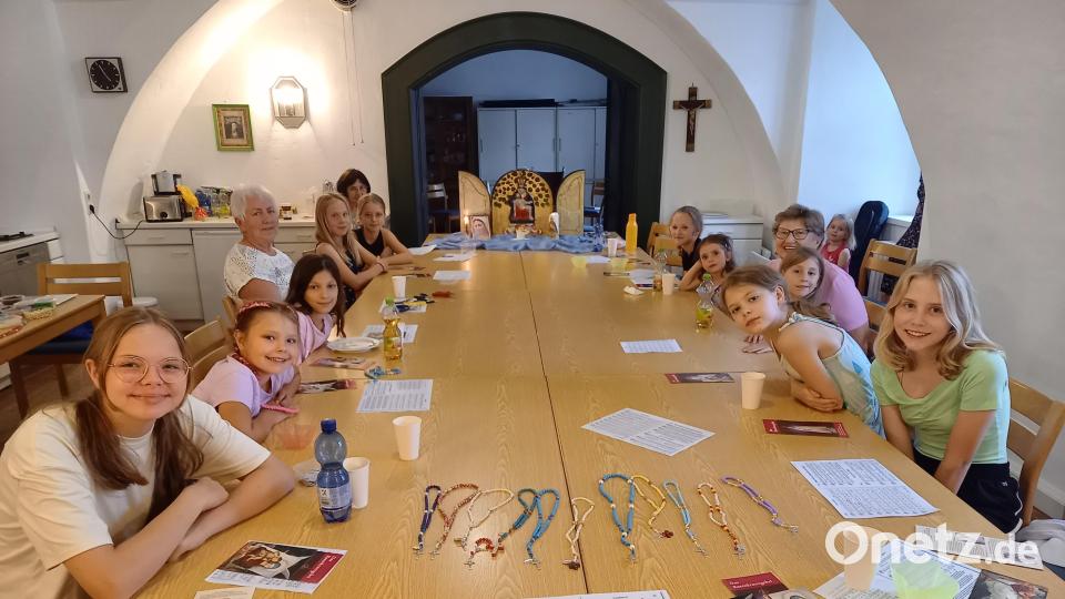 Rund ein Dutzend Kinder knüpften unter Anleitung der „Legio Mariae“ ihren eigenen Rosenkranz. Bild: Irmi Meißner/exb
