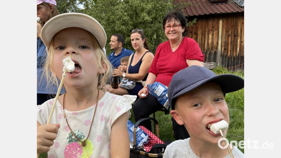 Marshmallows als süßen Abschluss des Tages - Luisa und Leon lassen es sich schmecken. Bild: kki