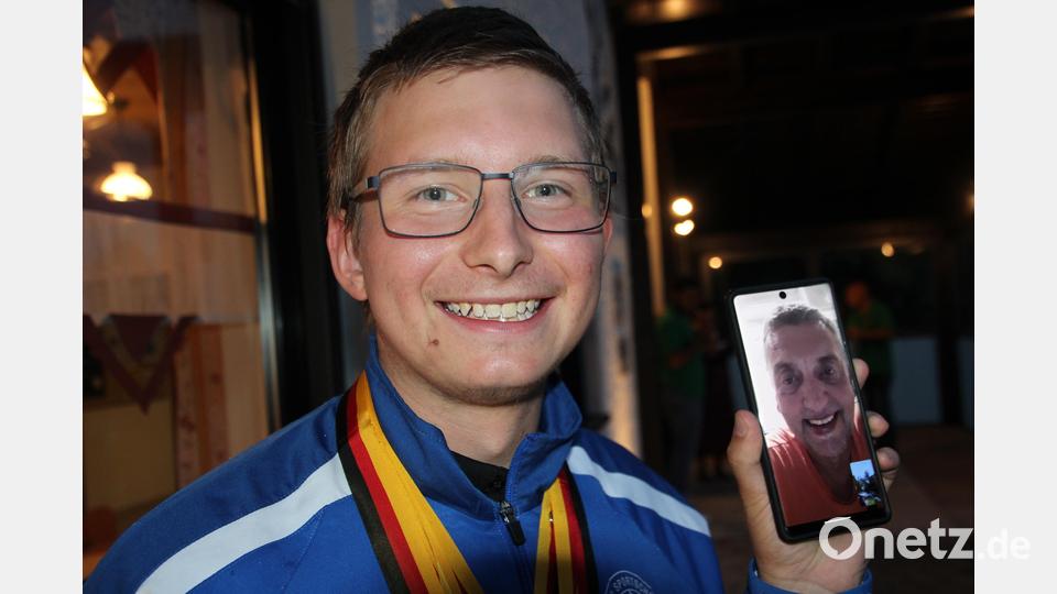 Bürgermeister Franz Schöner (auf dem Handy) überbrachte die Glückwünsche aus Kroatien per Videoanruf. Bild: kro