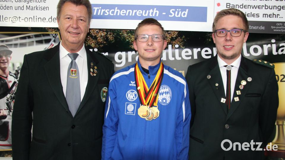 Gauschützenmeister Manfred Zölch (links) und &quot;Linda&quot;-Schützenmeister Martin Riedl (rechts) sind mächtig stolz auf die Erfolge von Florian Beer. Bild: kro