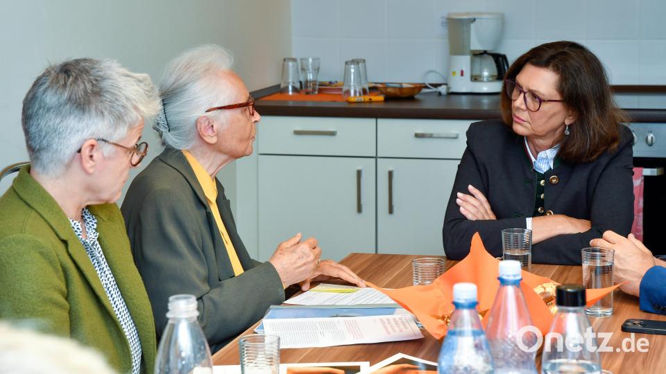 Einen Wunschzettel an die Landesvorsitzende Ilse Aigner (rechts) hatten Beratungsstellenleiterin Ute Schieder sowie die Donum-Vitae-Gründerin und langjährige Vorsitzende Maria Geiss-Wittmann (von links) vorbereitet. Bild: Petra Hartl