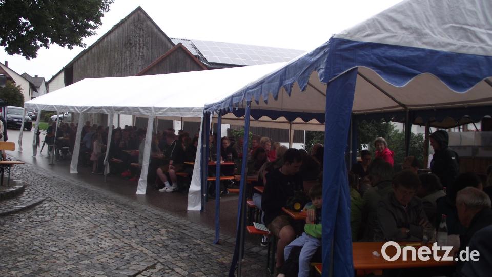 Der Regen hält die Besucher nicht ab, zum Muglhofer Dorffest der Feuerwehr zu kommen. Bild: ror