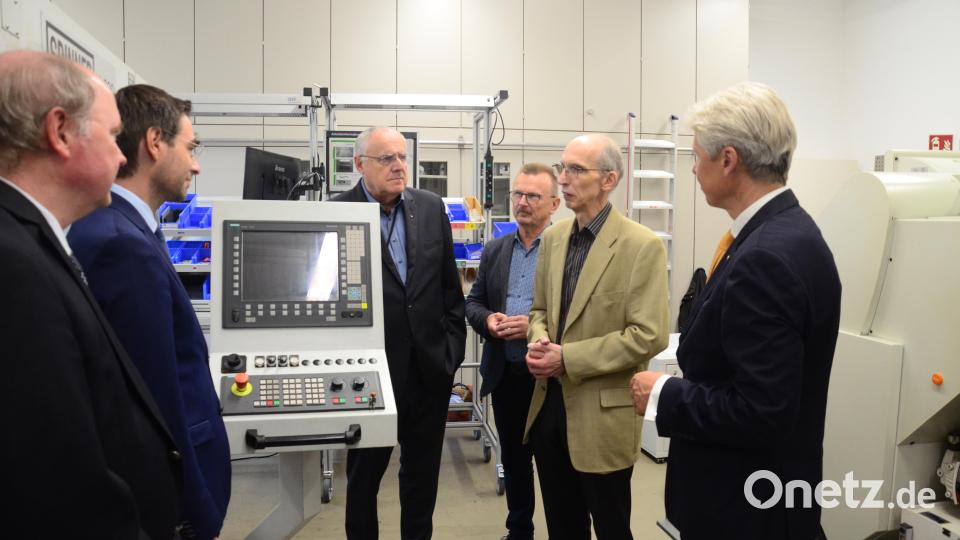 Die Gäste bestaunen das CNC-Bearbeitungszentrum: (von links) Professor Wolfgang Weber, Landtagsabgeordneter Stephan Oetzinger, Bezirkstagsvizepräsident Lothar Höher und die Professoren Ulrich Müller, Günter Kummetsteiner und Clemens Bulitta. Bild: Kunz