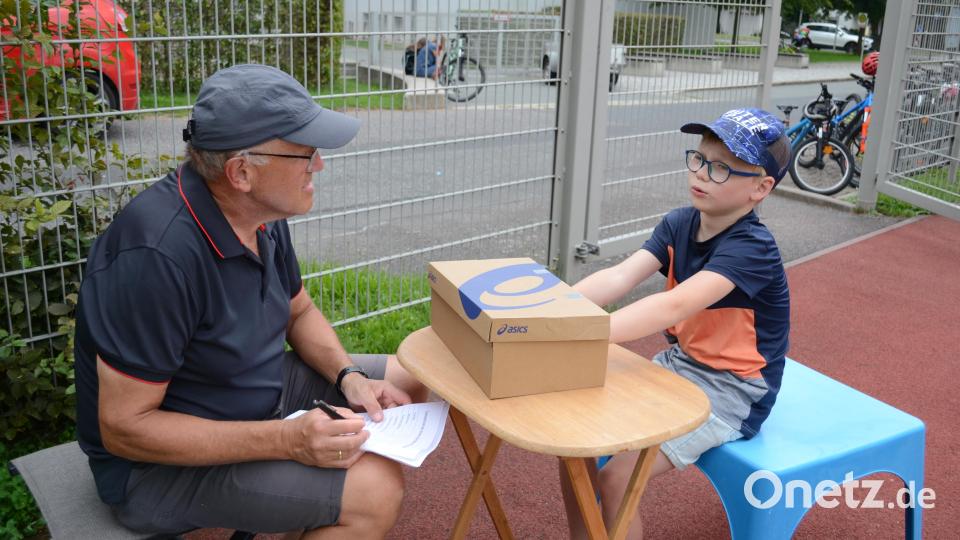 An dieser Station war Spürsinn gefragt, um möglichst viele Gegenstände nur durch Tasten zu erkennen, keine leichte Aufgabe! Bild: kki