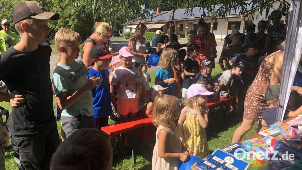 40 Kinder durften sich in der Reihenfolge in der ihre Rennenten über die Ziellinie schwammen einen schönen Preis aussuchen. Bild: sei