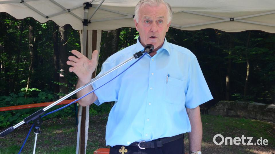 Alois Lukas vom OWV Zweigverein Weiden begrüßt die Gäste des diesjährigen &quot;Vierlingsturmfestes&quot;. Bild: Kunz