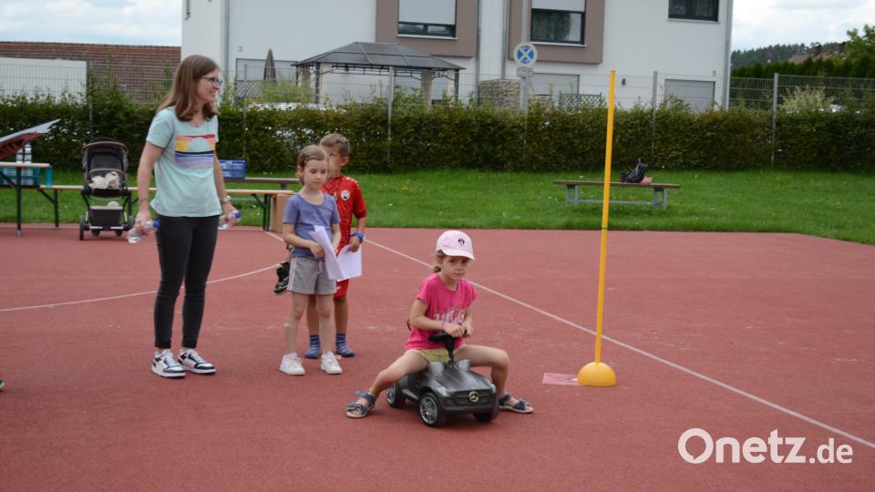 Beim Bobbycar-Rennen hatten die kleineren Athleten mit kürzeren Beinen einen Vorteil und schafften mehr Runden in zwei Minuten. Bild: kki