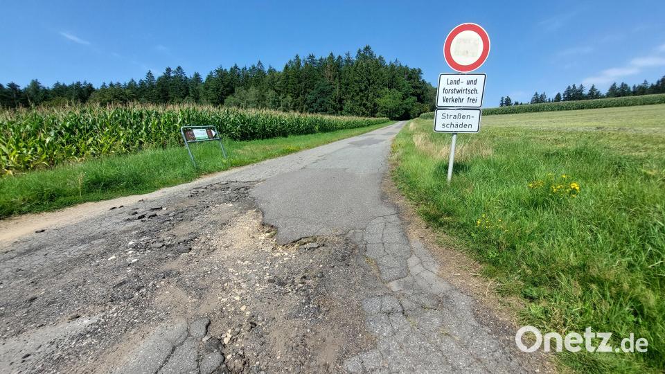 Der Stein des Anstoßes. Laut Alois Lukas geht es im wirklichen Streit um diese drei Quadratmeter Asphalt, die weder die Gemeinde Theisseil noch Weiden bezahlen möchte. Bild: Kunz