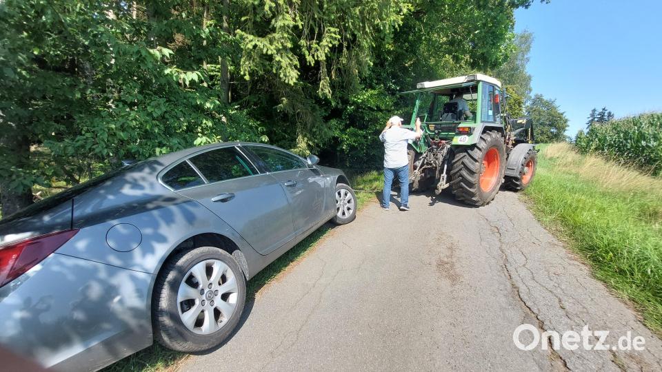 Statt Gottesdienst ein Hilferuf. Ob das die Polizeiaktion wert war? Eine Frau aus Altenparkstein musste ihr Auto von einem Traktor aus dem Straßengraben ziehen lassen. Bild: Kunz