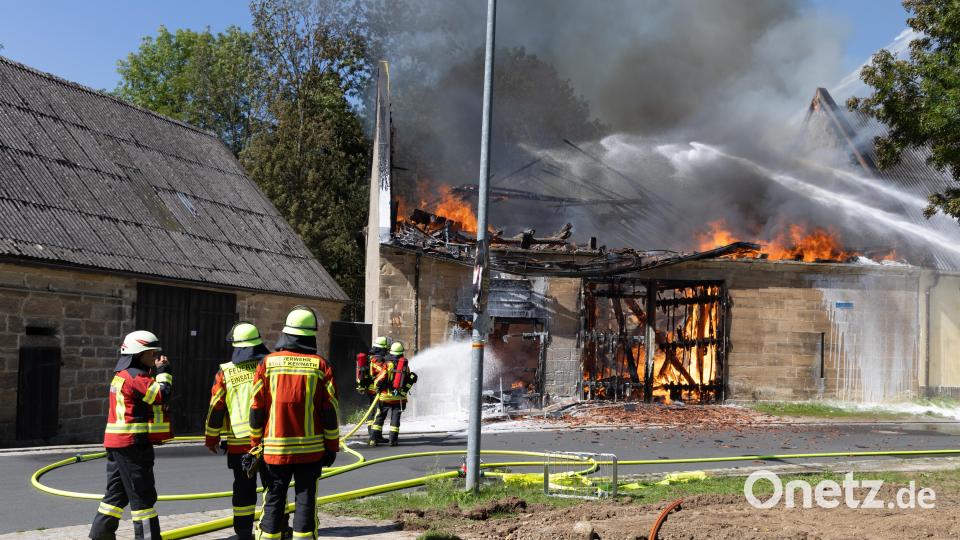 Die Feuerwehren konnten ein Übergreifen des Feuers auf andere Gebäude verhindern. Bild: Roland Wellenhoefer