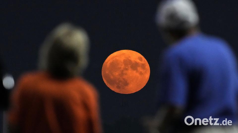 Menschen beobachten vom Oberdeck eines Baseballspiels zwischen den Kansas City Royals und den Pittsburgh Pirates, wie der Vollmond in der Ferne aufgeht. Bild: Charlie Riedel