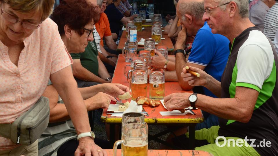 Beim Turmfest des Oberpfälzer Waldvereins herrscht geselliges Beisammensein bei bestem Wetter. Bild: Kunz
