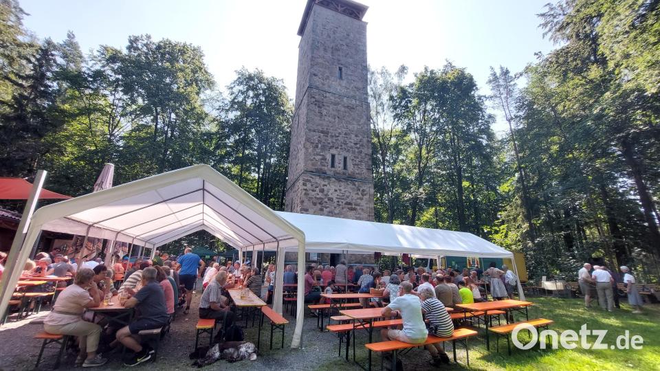 Das &quot;Vierlingsturmfest&quot; des OWV Zweigvereins Weiden wird am Sonntag bei bestem Wetter gefeiert. Bild: Kunz