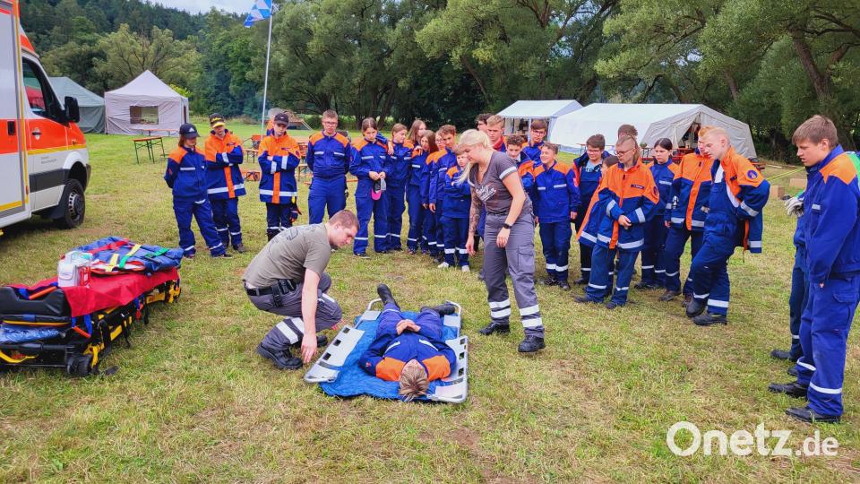 Im Zeltlager des Nachwuchses der Feuerwehren Wurz, Püchersreuth, Windischeschenbach und Flossenbürg findet auch eine Erste-Hilfe-Schulung statt. Bild: Weidner/exb