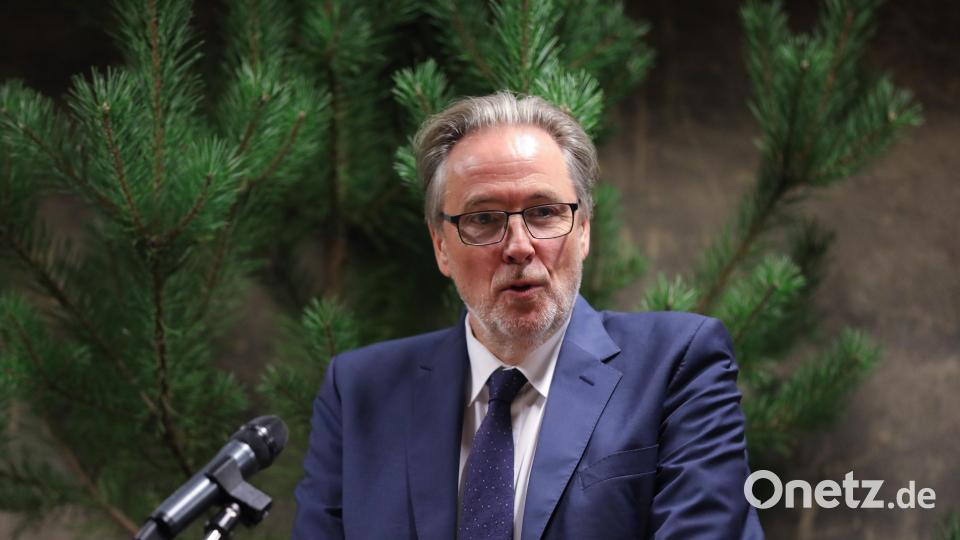 „Sie und Ihr Team haben den Truppenübungsplatz zu einem der bedeutendsten Naturschutz-Hotspots des Landes gemacht und perfekt mit den US-Streitkräften zusammengearbeitet.“  (Paul Johannes Fietz, Vorstandsmitglied der Bundesimmobilienanstalt (BImA), zu Ulrich Maushake) Bild: Wolfgang Steinbacher
