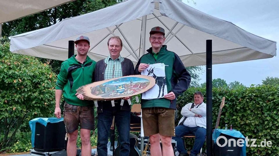Schützenmeister Daniel Biermeier (rechts) und Schießaufsicht Fabian Wild (links) gratulieren Georg Bauer zur Marktmeisterschaft. Bild: gz