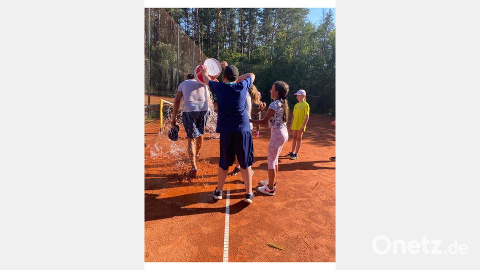 Am Schluss durften die Kinder den Trainer Daniel Münch duschen. Bild: mma