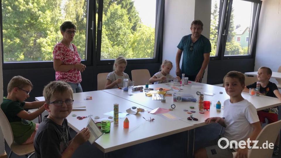 Mit einer Bastelaktion brachten sich die Freien Wähler Mitterteich ins städtische Ferienprogramm ein. Im Bild die Teilnehmer mit Stadträtin Sonja Gleißner und Stadtrat und Ortsvorsitzendem Klaus Schuller. Bild: Freie Wähler Mitterteich/exb