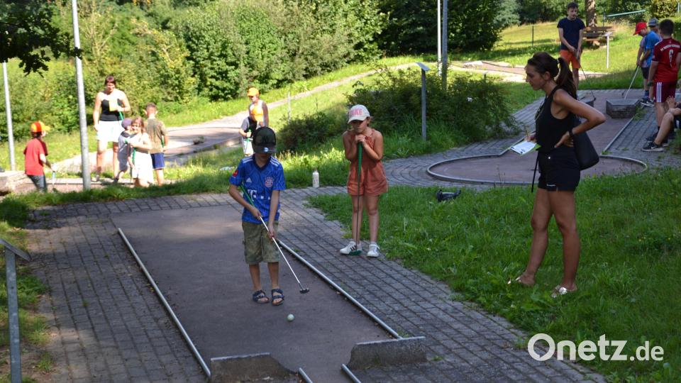 26 Kinder sind beim Minigolf-Turnier des OWV Moosbach mit Feuereifer bei der Sache. Bild: gi