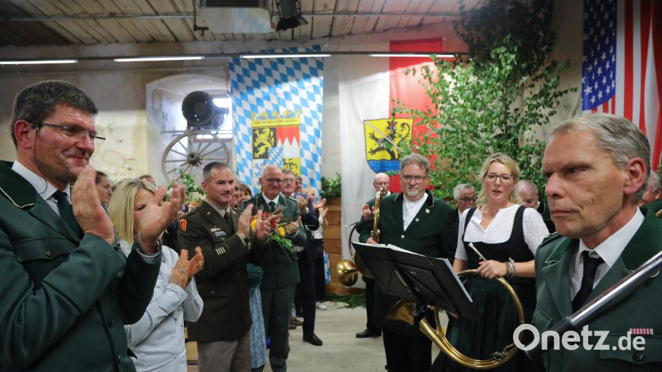 Stehende Ovationen gab es für den scheidenden Ulrich Maushake (rechts). Bild: Wolfgang Steinbacher
