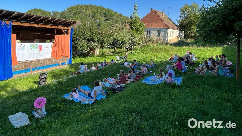 Das Publikum machte es sich auf Picknickdecken gemütlich. Bild: lei