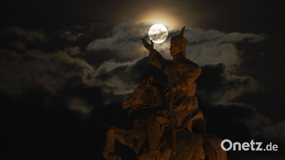 Der Supermond geht hinter der Reiterstatue von Damdin Sukhbaatar auf dem Sukhbaatar-Platz auf. Bild: Ng Han Guan