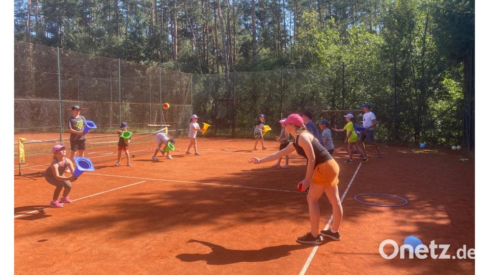 Verschiedene Übungen vermitteln den Hahnbacher Kindern beim Ferienprogramm Ballgespür. Bild: mma