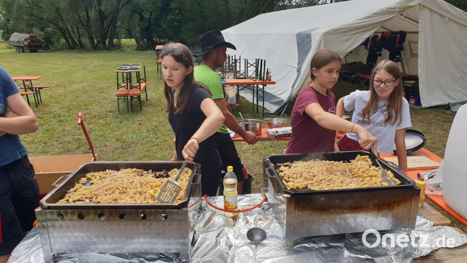 Auch das Kochen ist ein Gemeinschaftswerk.. Bild: Weidner/exb