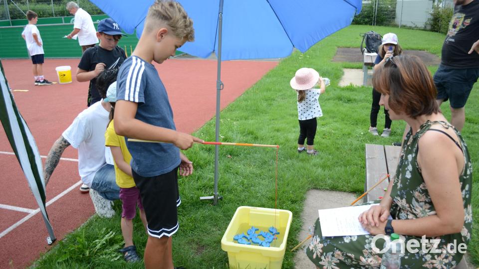 Für die über Zehnjährigen gab es längere Angeln, damit sie keine Vorteile beim Fische angeln hatten. Bild: kki