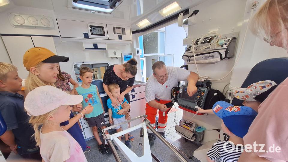 Großes Staunen über die Innenausstattung eines Rettungswagen bei den Kindern. Bild: Wulfänger/exb