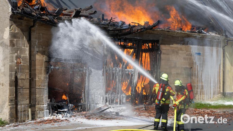 Schwerstarbeit leisteten die Feuerwehrleute, um den Brand an der historischen Scheune in der Schulstraße in Kemnath unter Kontrolle zu bringen. Bild: Roland Wellenhoefer
