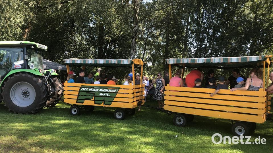 Vor dem Entenrennen fuhren die Kinder mit dem Manteler Bockl mit Lockführer Herbert Steiner durch die Landschaft. Bild: sei