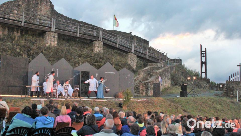 Der Waldecker Schlossberg taugte am vergangenen Wochenende wieder einmal als herrliche Kulisse für das Landestheater Oberpfalz. Bild: stg
