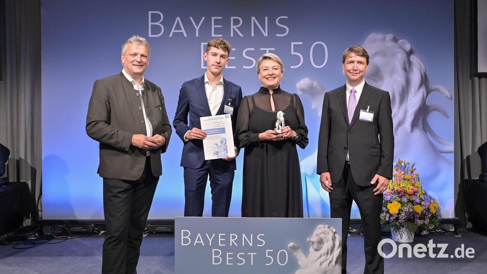 Stellvertretend für das gesamte Team Matthes nahmen Isabella und Max Bayer den Mittelstandslöwen von Wirtschaftsstaatssekretär Roland Weigert (links) entgegen. Juror Marcus von Goldacker (rechts) gratulierte. Bild: StMWi/Fotostudio Heuser/exb